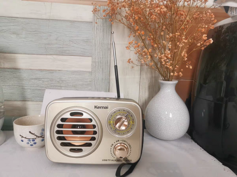 Vintage radio with Bluetooth and storage card - senior-friendly 