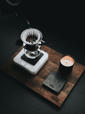 siyah masa üzerinde filtre kahve demleniyor