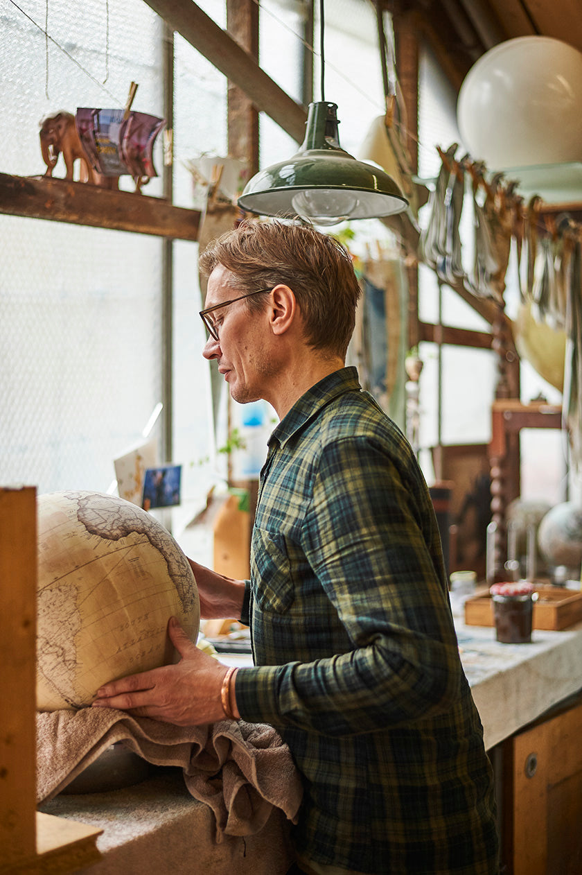 Remaking The World, One Globe At A Time. Photo: Sebastian Böttcher