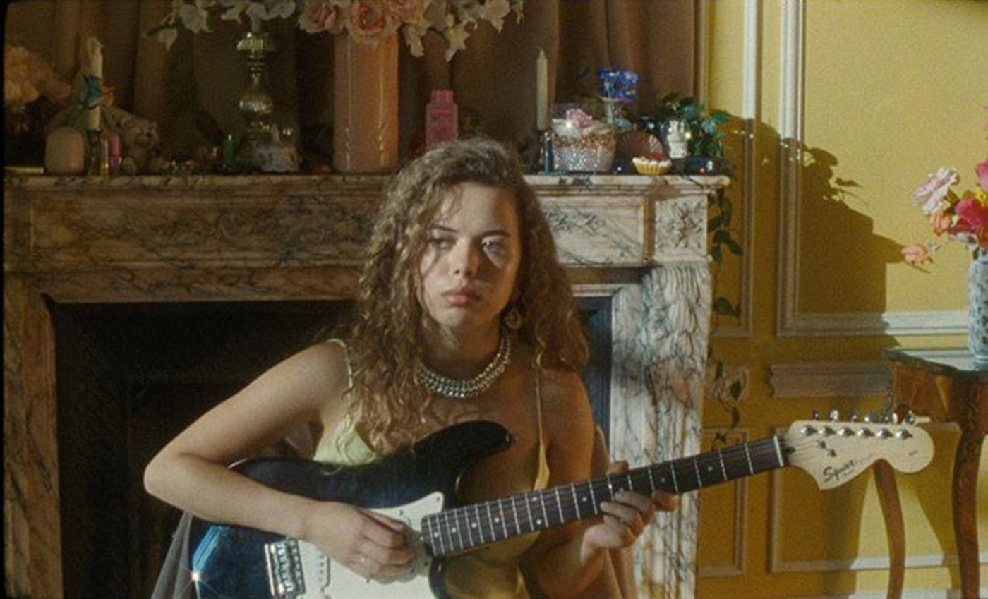 Nilufer Yanya - Heavyweight by Molly Daniel for Nikola Vasakova gestalten feature