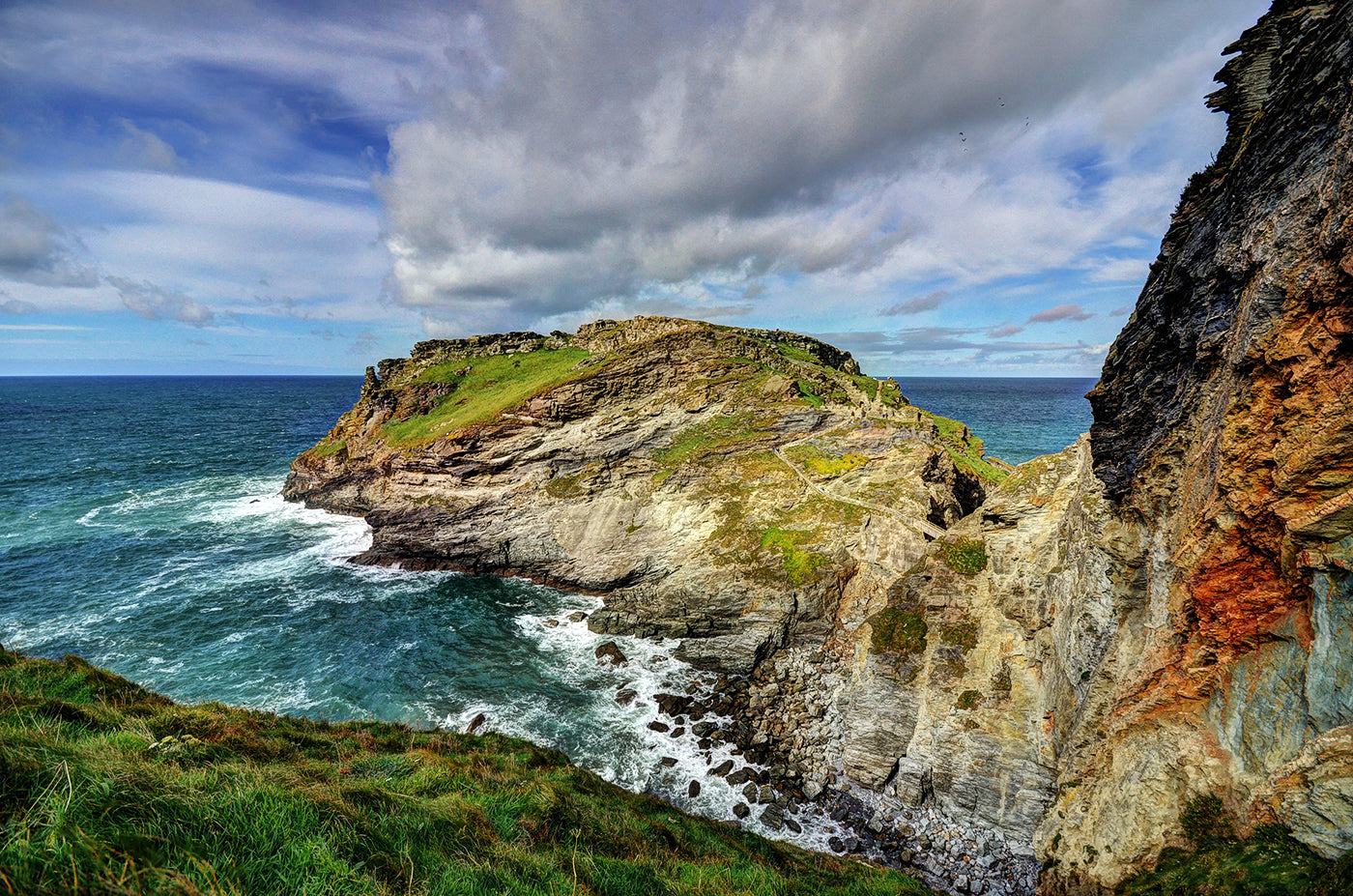 Rough cliffs in front of the South West Coast in England along the South West Coast Path. (Photo: Baz Richardson)