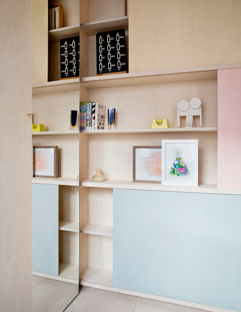 Pastel colored sliding doors in front of shelves keep the interior of the London studio even more calm. (Photo: Rei Moon)