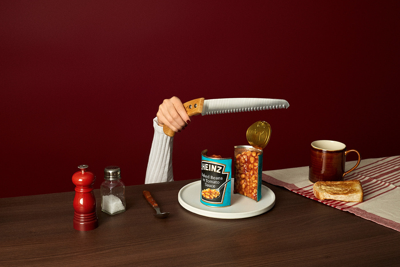 Sawing baked beans in half. Image by Fragmento Universo 