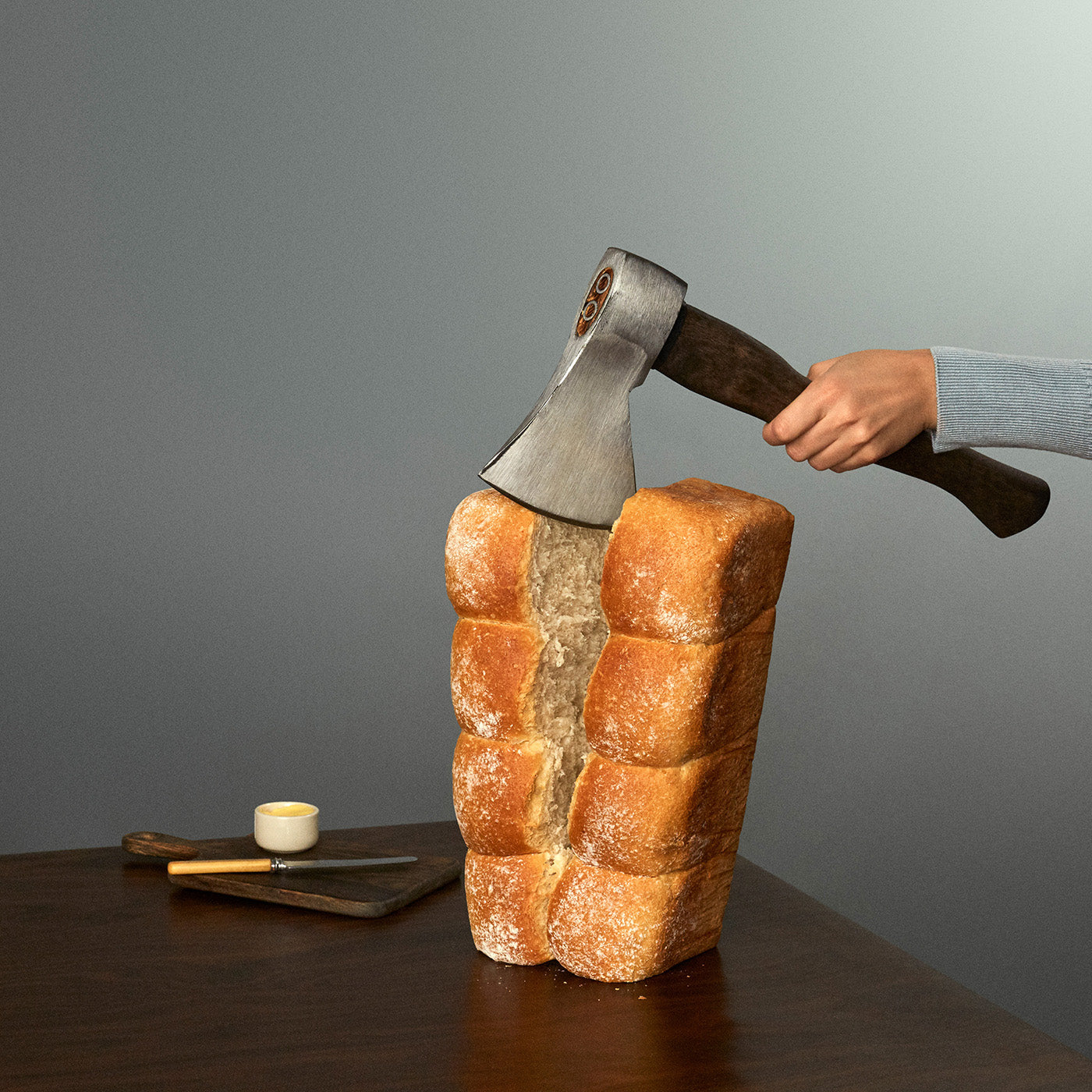 Chopping bread with an axe. Image by Fragmento Universo 