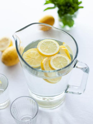Drinking lemon water with high vitamin C content
