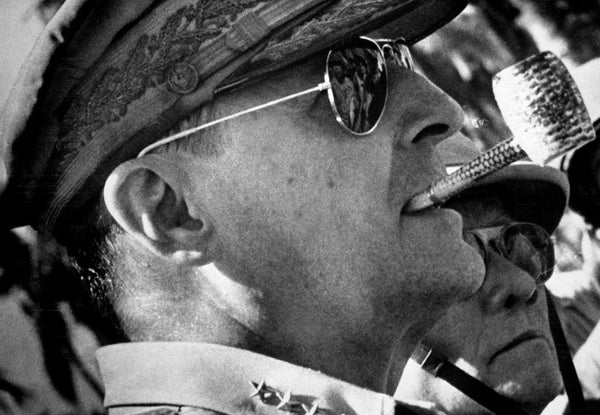 MacArthur đeo kính rayban Aviator