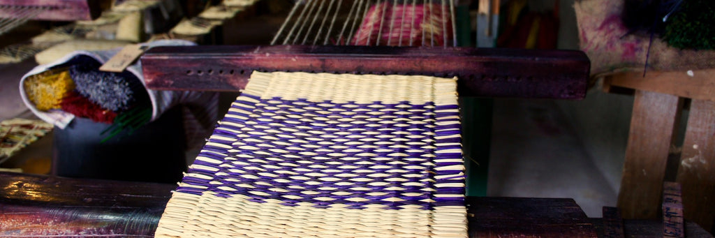 Tissage du jonc pour la fabrication de sacs en vannerie