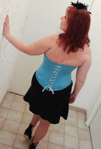 Corset bleu et jupe noire