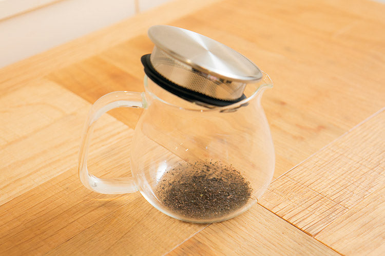 上蓋に濾し器が付いているので生茶葉を入れてお湯を注ぐと自由に茶葉が動き、香りと味がより豊かに。