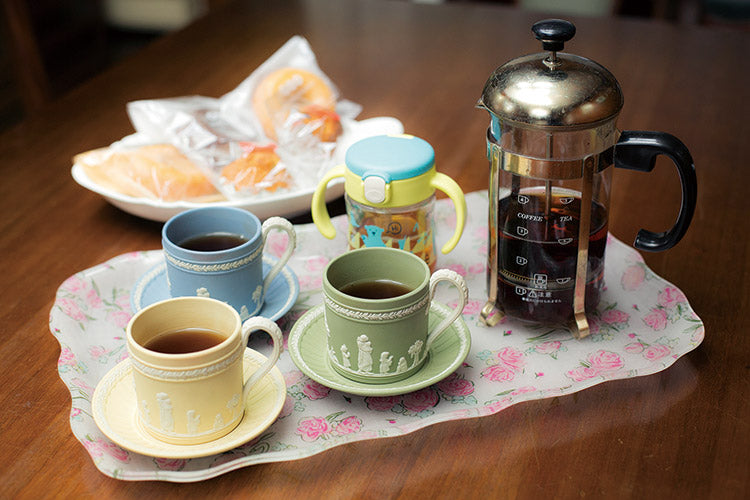 イギリス陶磁器ブランド「ウェッジウッド」のティーカップセットでお茶のじかんを素敵に演出。JWティーは1.5ℓのポットに3袋を入れて作る。