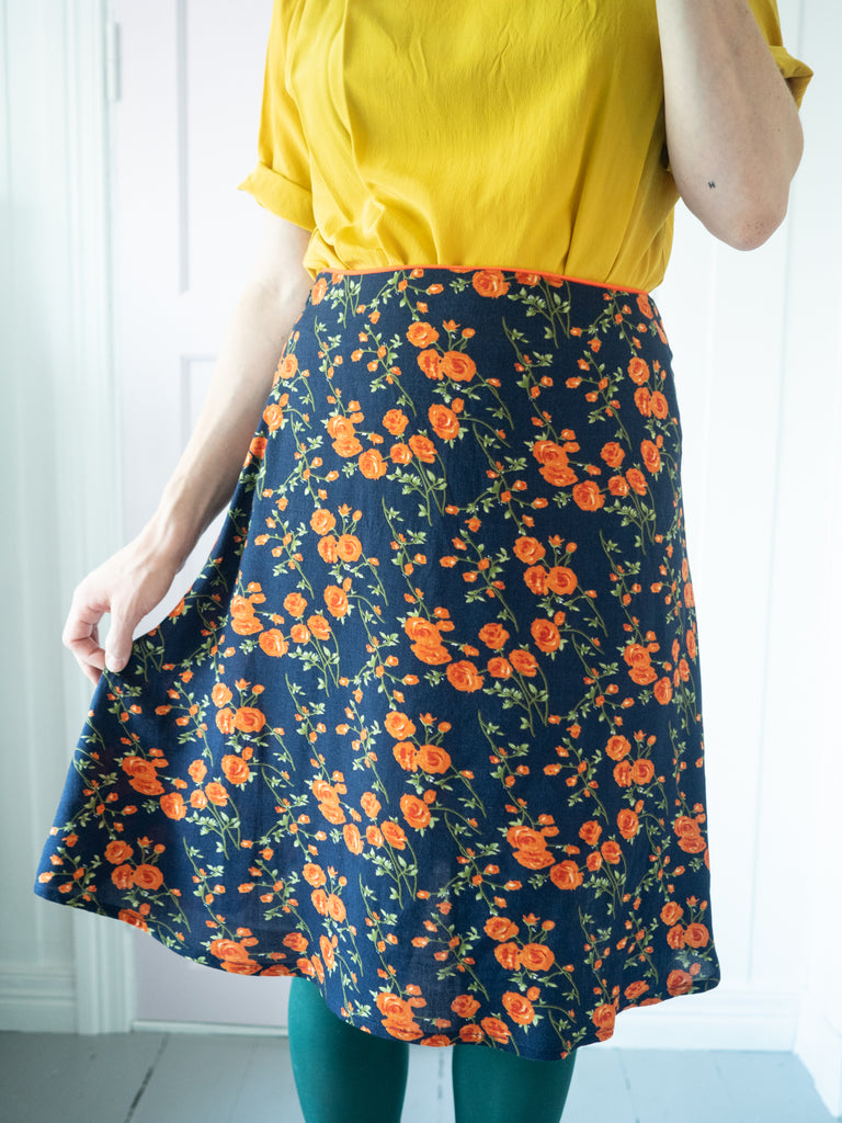 Patternhack. How to make an A-line skirt from a straight skirt. Closing and removing darts.