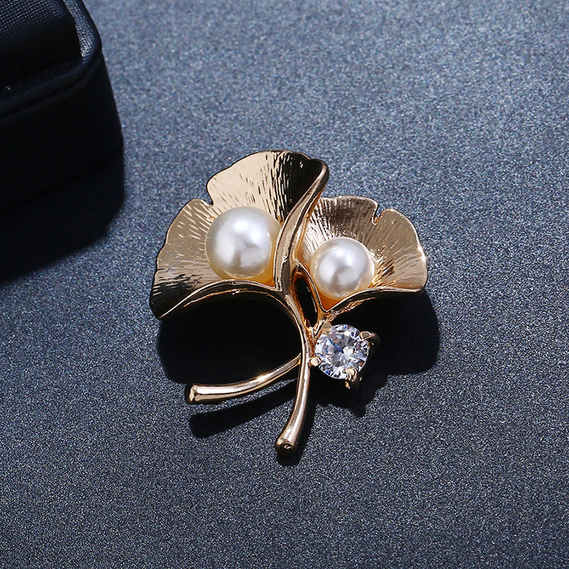 

Broșă modernă pentru femei, sub formă de frunze Ginkgo cu inserții de perle și ștrasuri