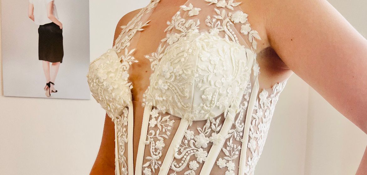 El proceso detrás de un vestido de novia personalizado. – DebhHerrera