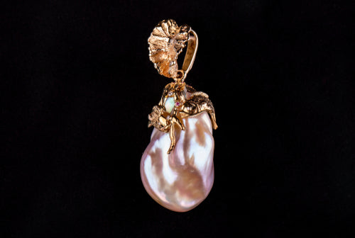 pearl pendant in gold frame