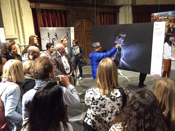 Sergio Tapiro, explicando su obra en World Press Photo. Amsterdam, Países Bajos. 2016