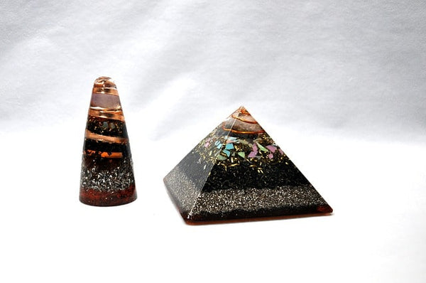 orgonite pyramide posée sur une table avec orgone en ogive