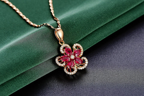 Rubis et diamants montées en pendentif fleur