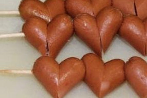 Salchichas En pinchos se pueden formar corazones.  