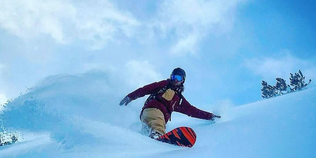 En af de dage som alle snowboardere drømmer om. Bluebird og frisk pudder.