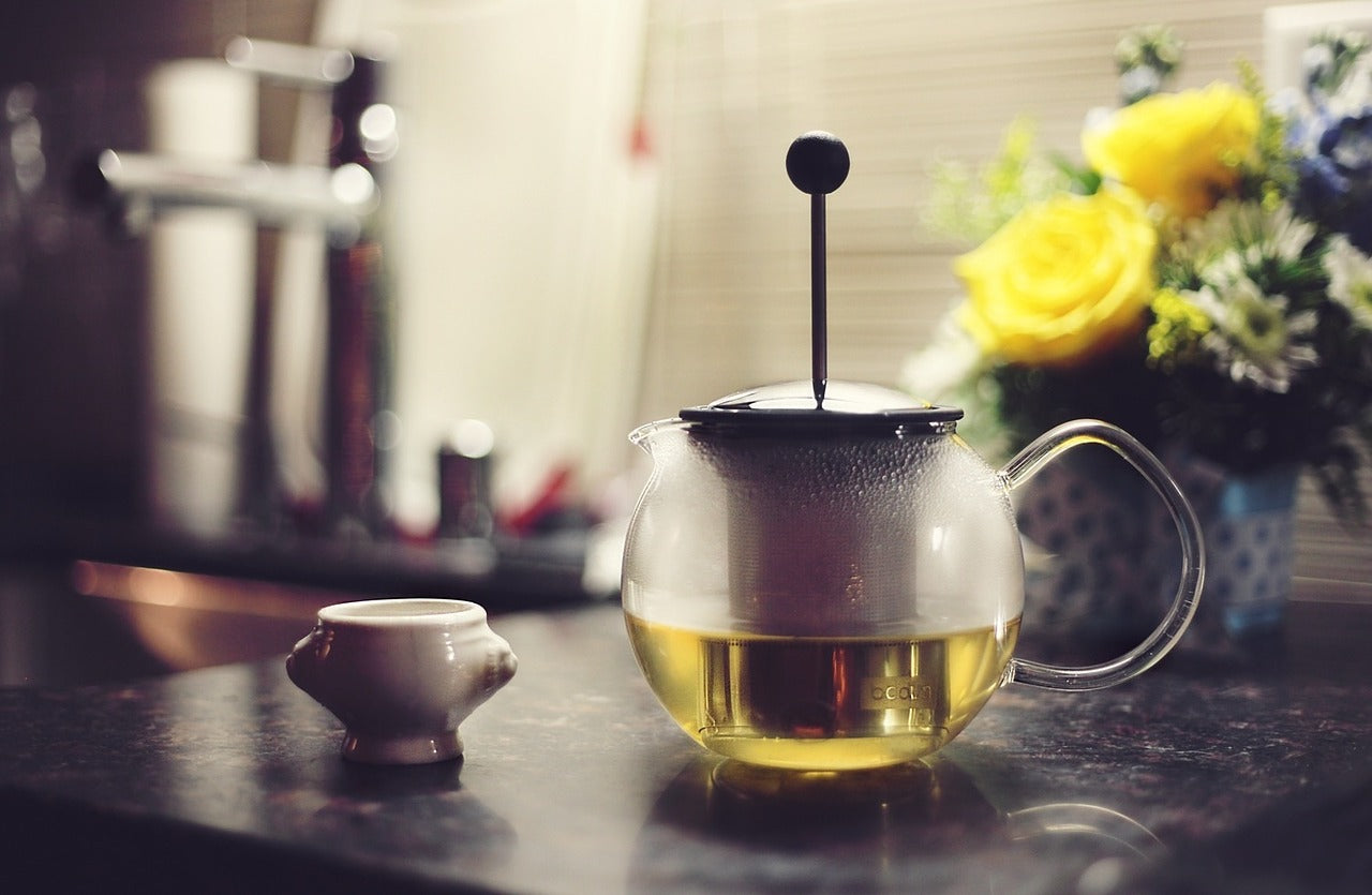 green-tea-loose-leaf-being-brewed