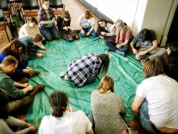 Une classe d'étudiants en archéologie de l'Université Laval en pleine fabrication d'hameçons suite à la conférence de Martin