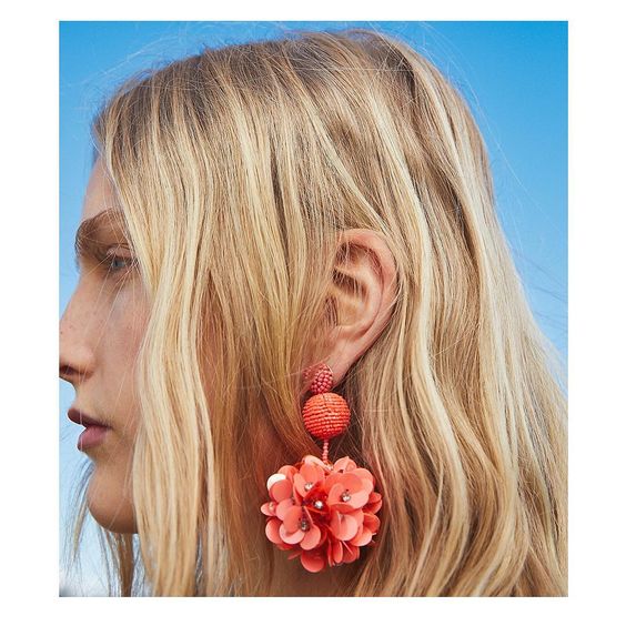 grosses boucles d'oreilles en fleurs couleur corail