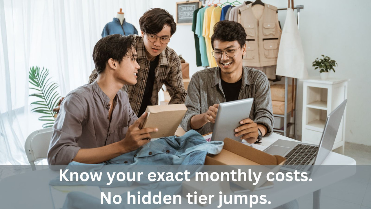 Drei junge Männer in einem kleinen E-Commerce-Unternehmen beim Verpacken von Kisten