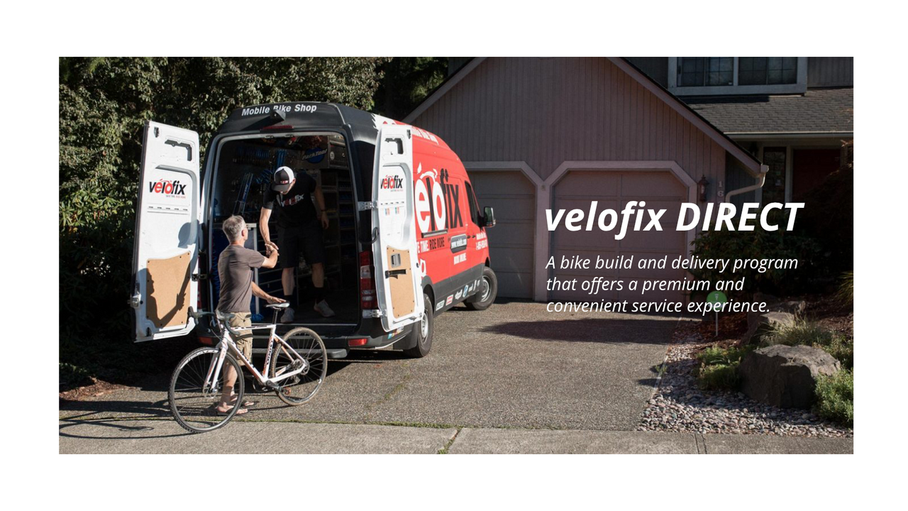 Mecânico da Velofix cumprimentando um cliente de sua van