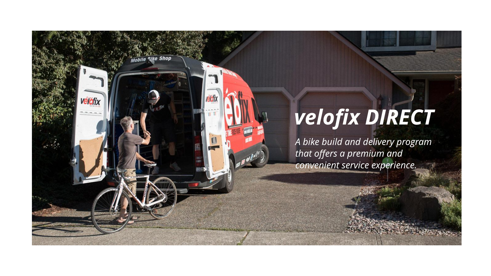 Velofix monteur begroet een klant vanuit zijn busje