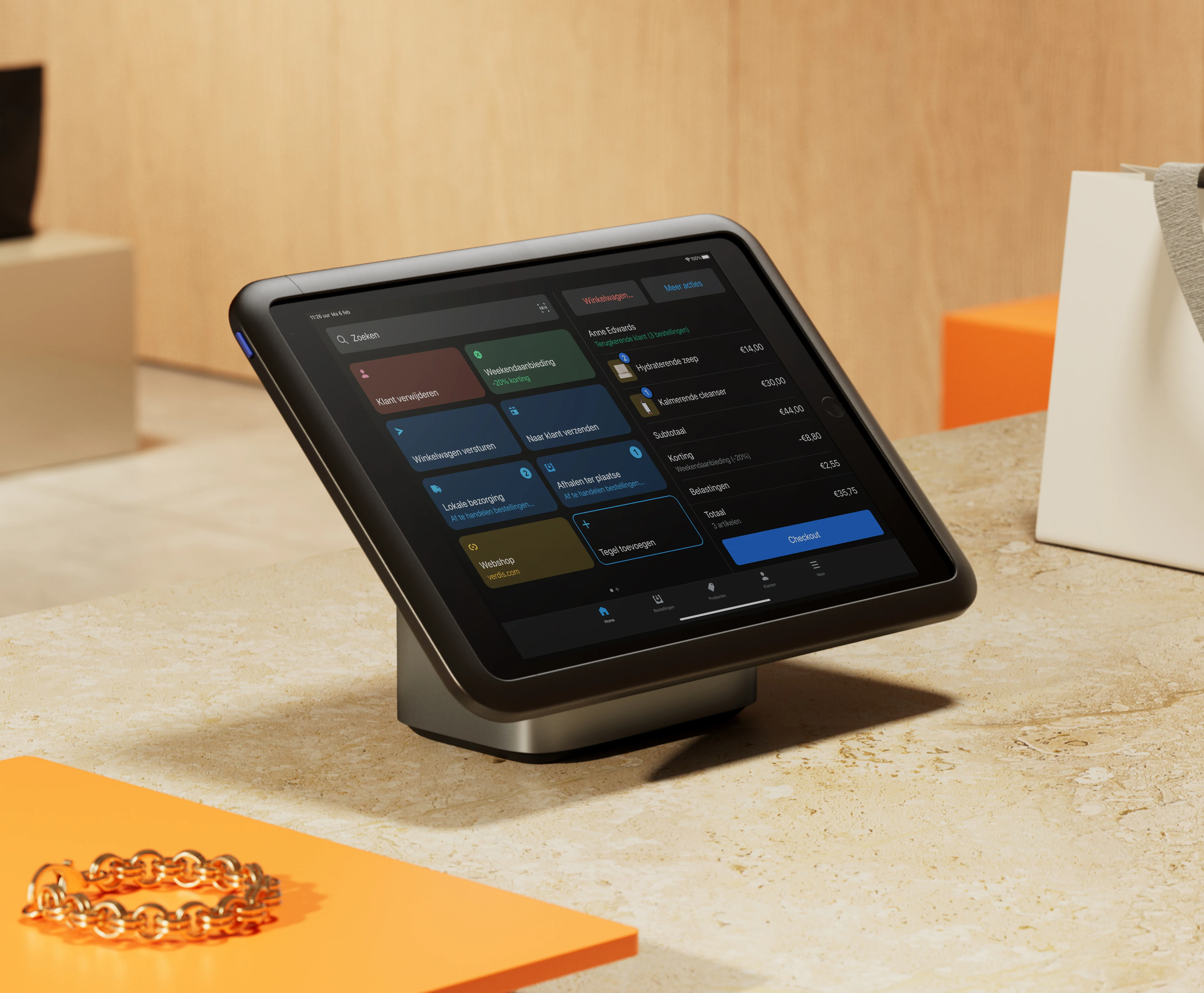 Tablet met Shopify Point of Sale op een verkoopbalie.