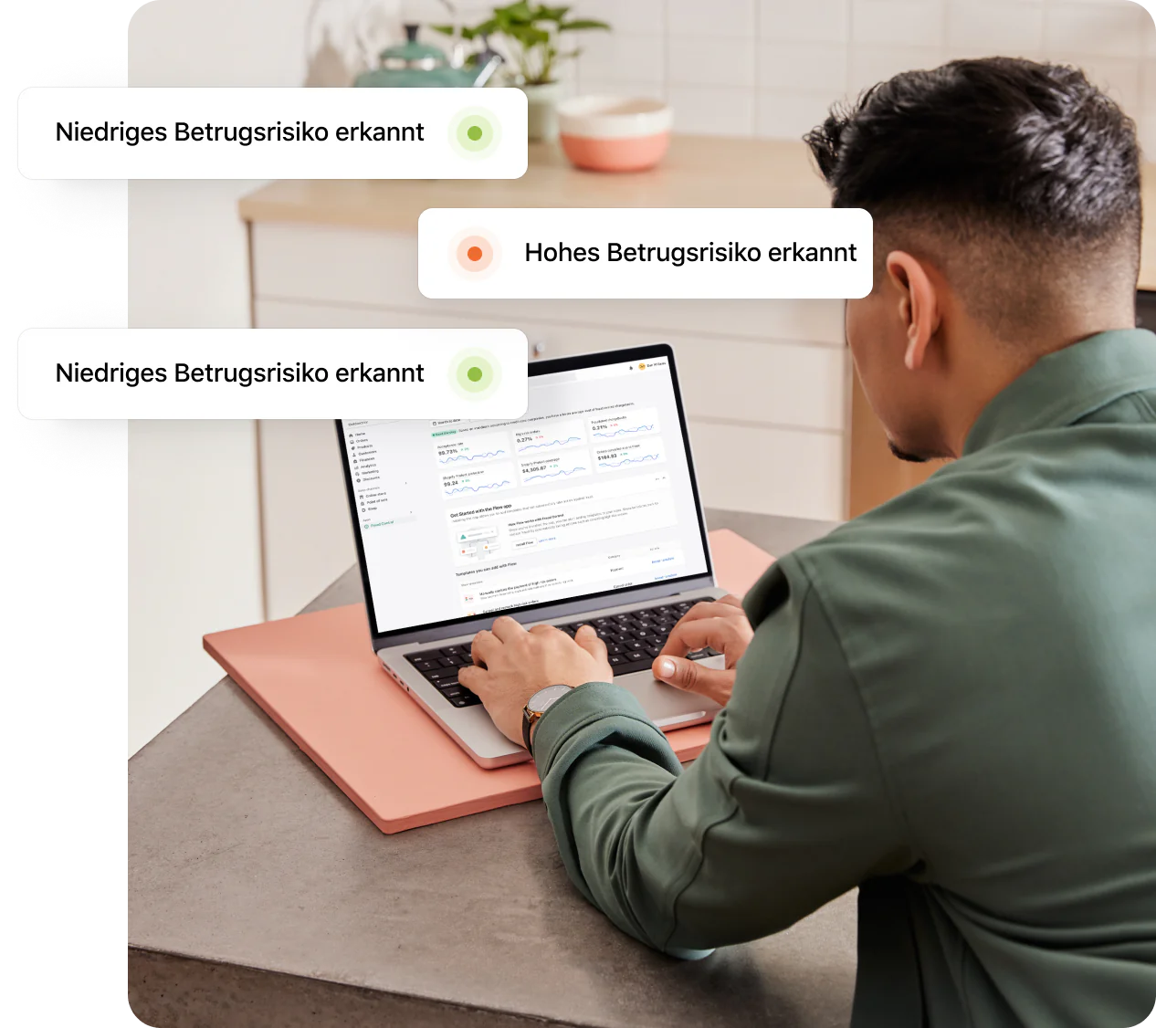 Shopify-Händler sitzt mit Laptop an einem Tisch und erhält Benachrichtigungen zu Betrugsversuchen mit niedrigem und hohem Risiko.