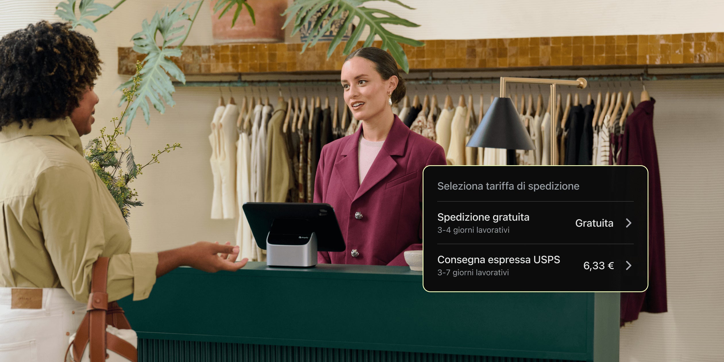 Un’addetta alle vendite chiacchiera con una cliente. Sopra all’immagine, una schermata di Shopify POS mostra in primo piano un prezzo di spedizione e un metodo di consegna.