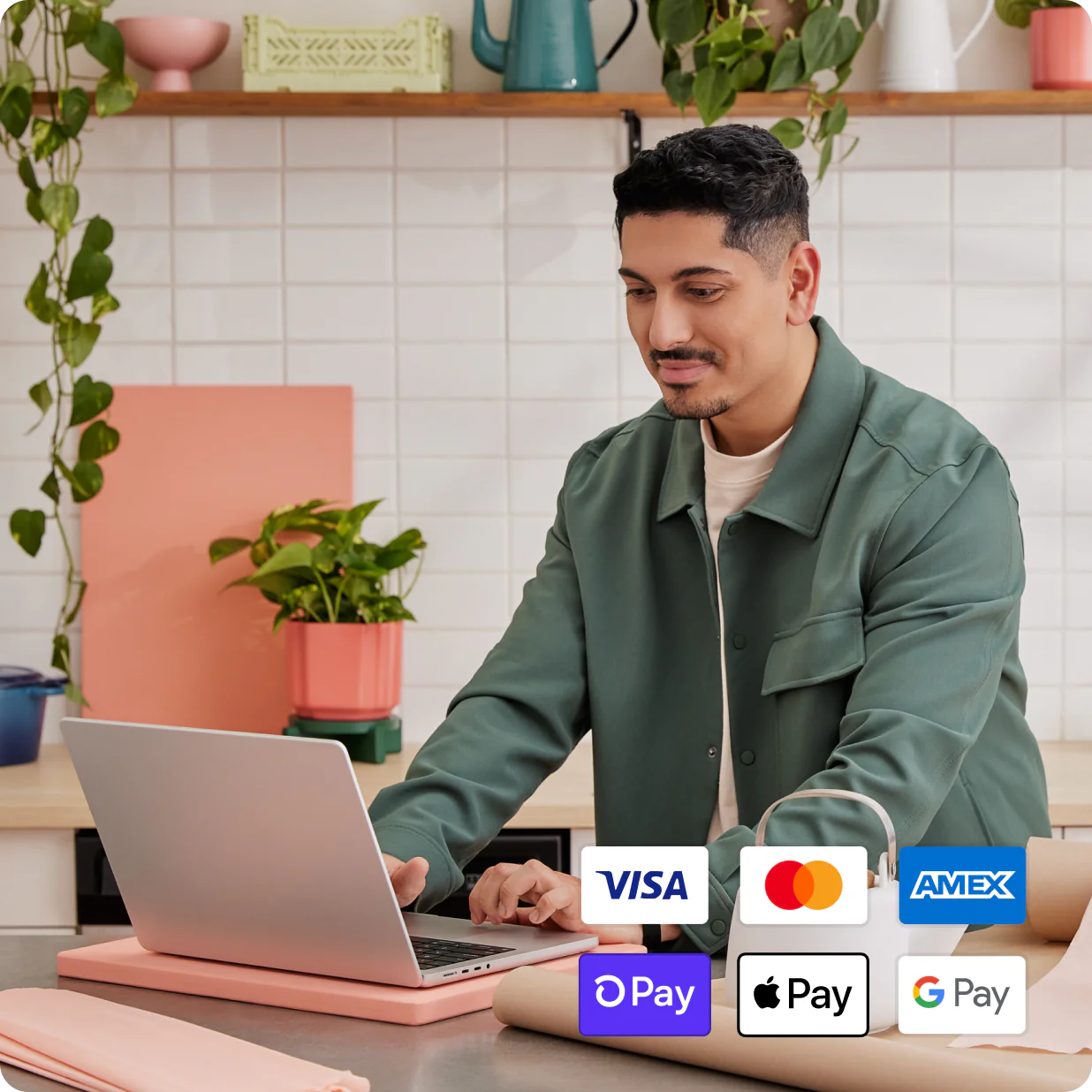 Kunde zahlt über einen Laptop mit Visa, Mastercard, American Express, Shop Pay, Apple Pay, Google Pay und mehr