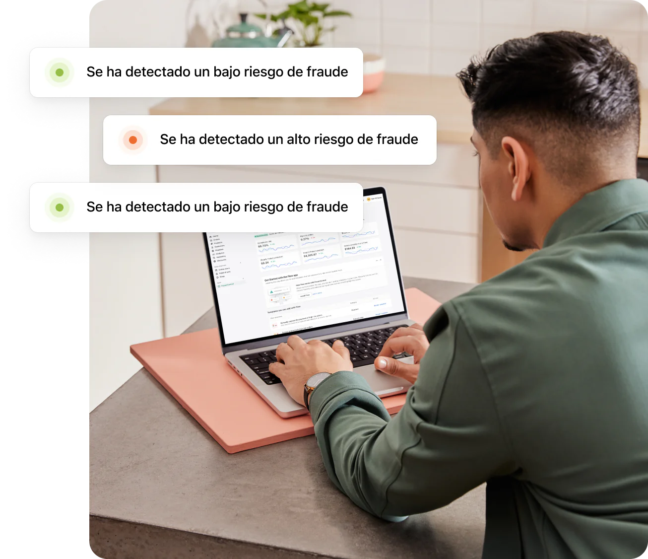 Un emprendedor de Shopify sentado frente a un escritorio con un ordenador portátil, recibiendo notificaciones de riesgo de fraude bajo y alto.
