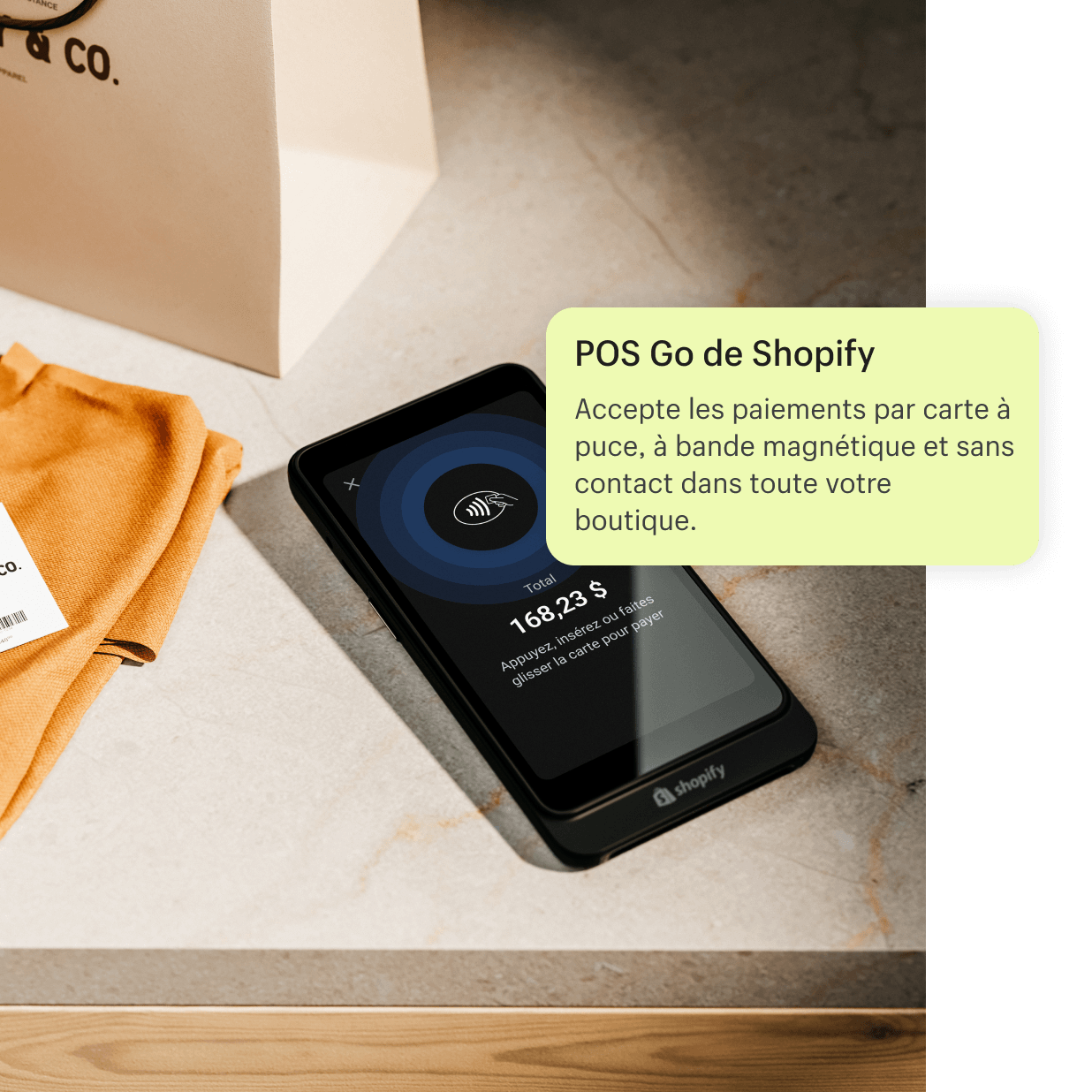 Image de l’appareil POS Go posé sur un comptoir après une transaction avec un(e) client(e). POS Go est le point de vente mobile de Shopify, qui accepte les paiements par carte bancaire avec ou sans contact.