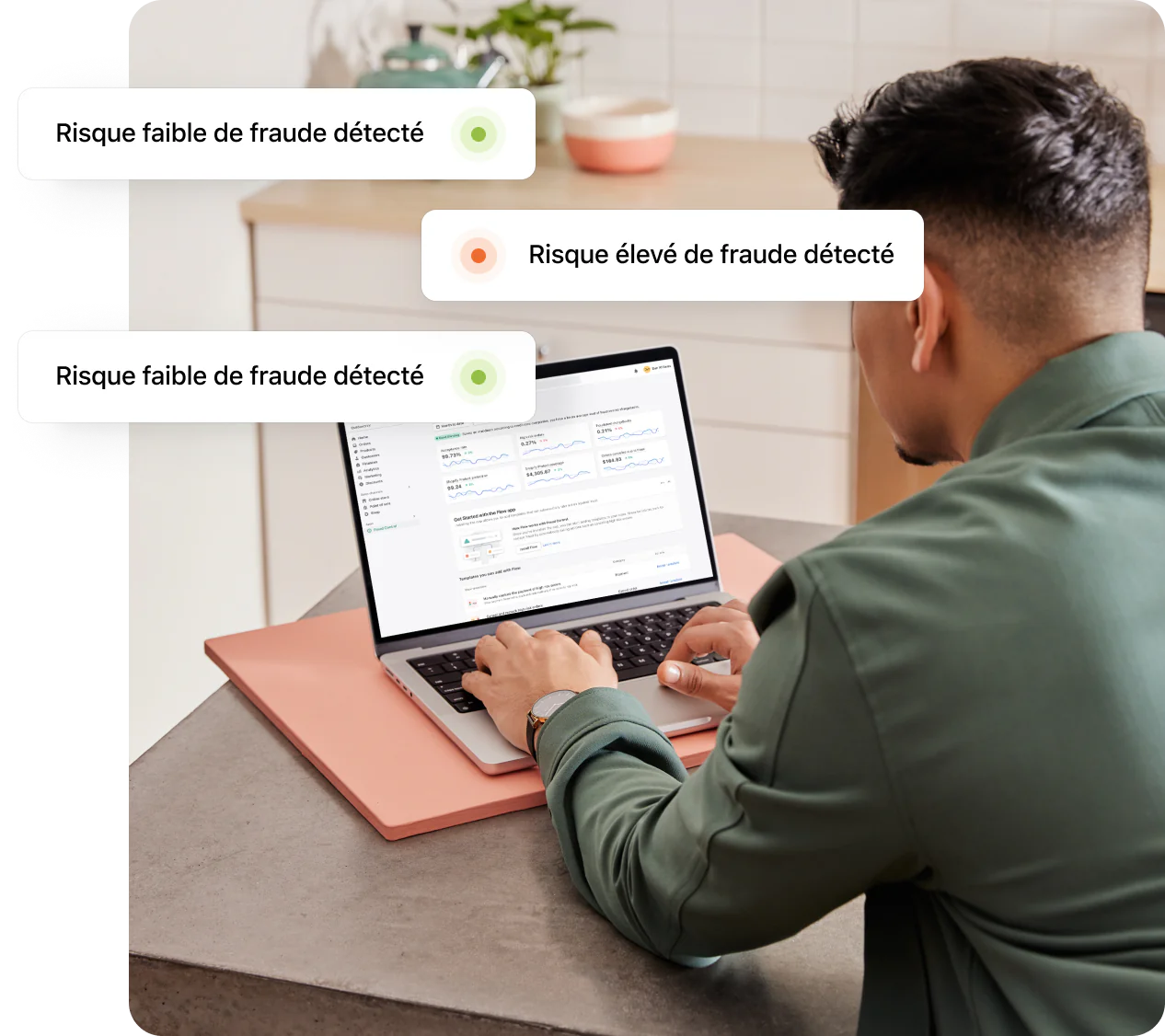 Marchand Shopify devant un ordinateur portable posé sur un bureau recevant des notifications de fraude à faible risque et à haut risque.