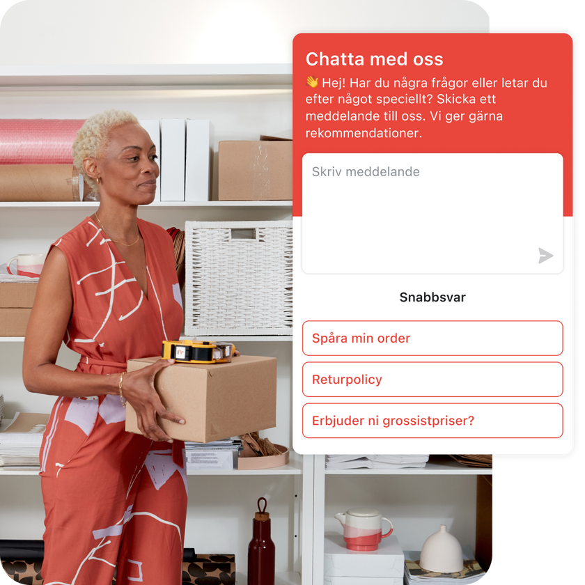 En företagare står på kontoret och bär på en låda och inventerar samtidigt. Tre snabbsvar syns på skärmen, tack vare en funktion i Shopify Inbox som hjälper kunder att själva ta itu med problem utan att behöva en livechatt.