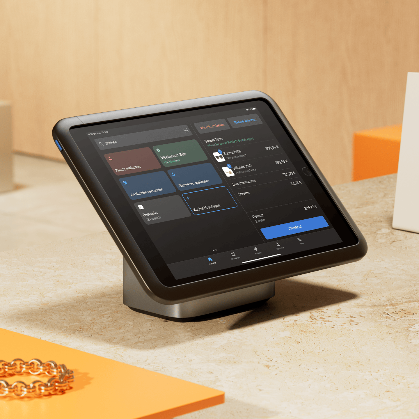 Ein auf einer Ladentheke befindliches POS Tablet, auf dem Shopify POS ausgeführt und auf dem Display angezeigt wird.