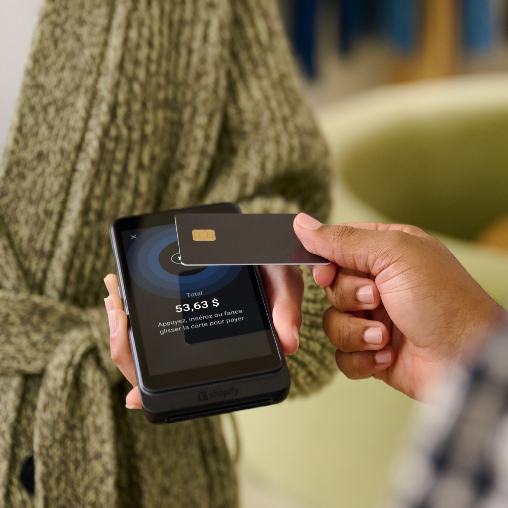 Un client effectue un paiement sans contact avec sa carte sur le POS Go dans l’espace de vente.
