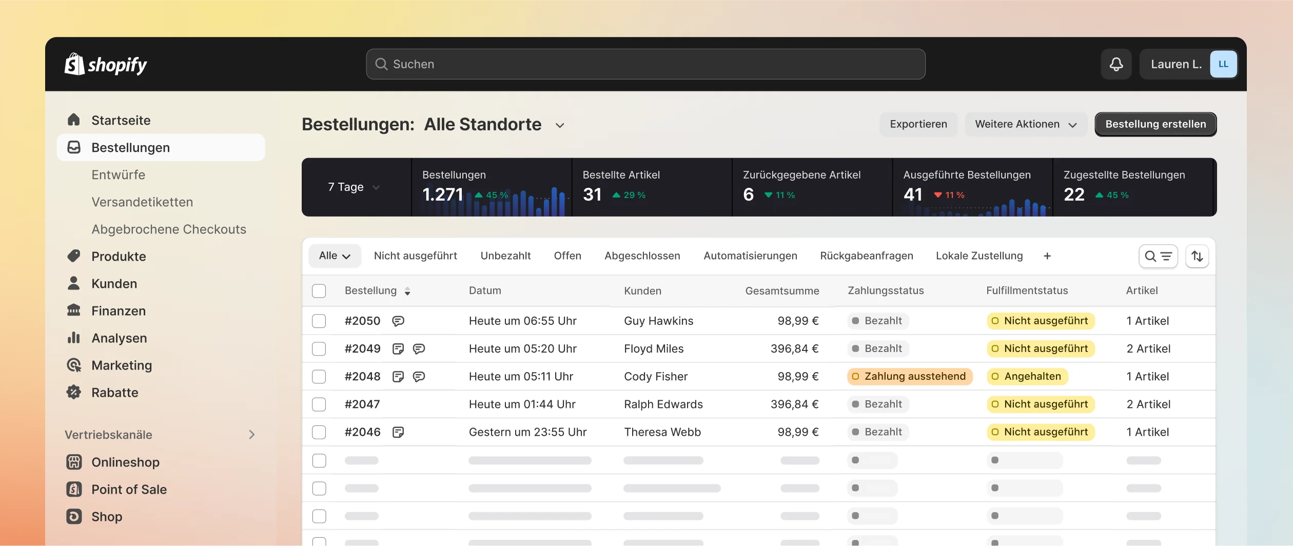 Das Bild zeigt einen Computerbildschirm mit verschiedenen geöffneten Webseiten, die Informationen zur Nutzung der Software enthalten. Auf dem Bildschirm ist eine Liste mit Regeln für das "Bestell-Routing" zu sehen, von denen eine mit "Vom nächsten Standort aus versenden" beschriftet ist. Außerdem gibt es mehrere kleine Fenster, die durch Pfeile miteinander verbunden sind und eine Abfolge von Ereignissen anzeigen. Die Abfolge beginnt mit "Bestellung erstellt", geht weiter zu "Prüfen, ob die Bestellung mehr als 10 Artikel enthält" und endet mit "Interne E-Mail senden". Diese Abfolge stellt eine Fulfillment-Automatisierung dar.