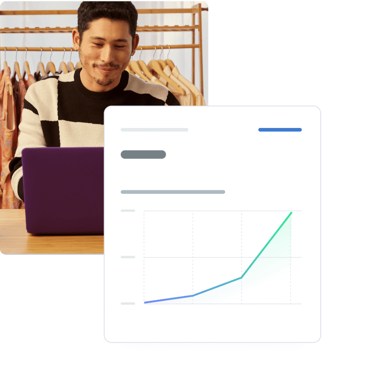 Um homem sentado em frente a um laptop com uma arara de roupas atrás e uma tela de produto mostrando uma lista de segmentos de público.