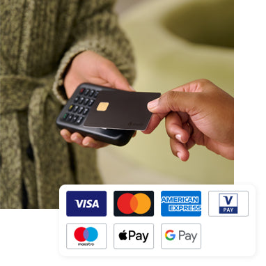 Un cliente realiza un pago tocando el WisePad con su tarjeta de crédito, junto con los íconos de los tipos de pago aceptados. Los tipos de pago incluyen VISA, MasterCard, American Express, VPay, Maestro, Apple Pay y Google Pay.