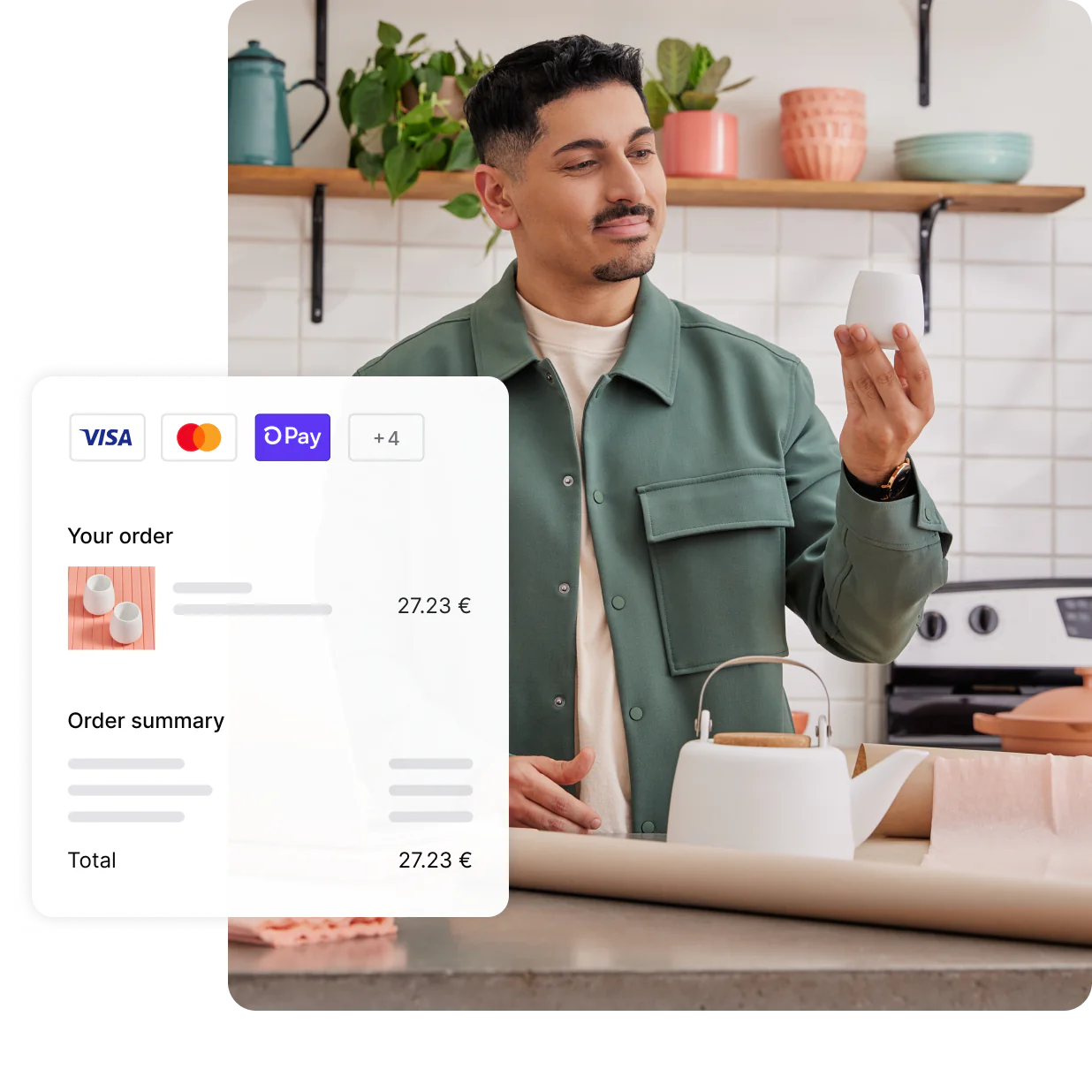 Een Aziatische man verkoopt thee-sets van keramiek en kijkt naar zijn product en naar de checkout van Shopify Payments