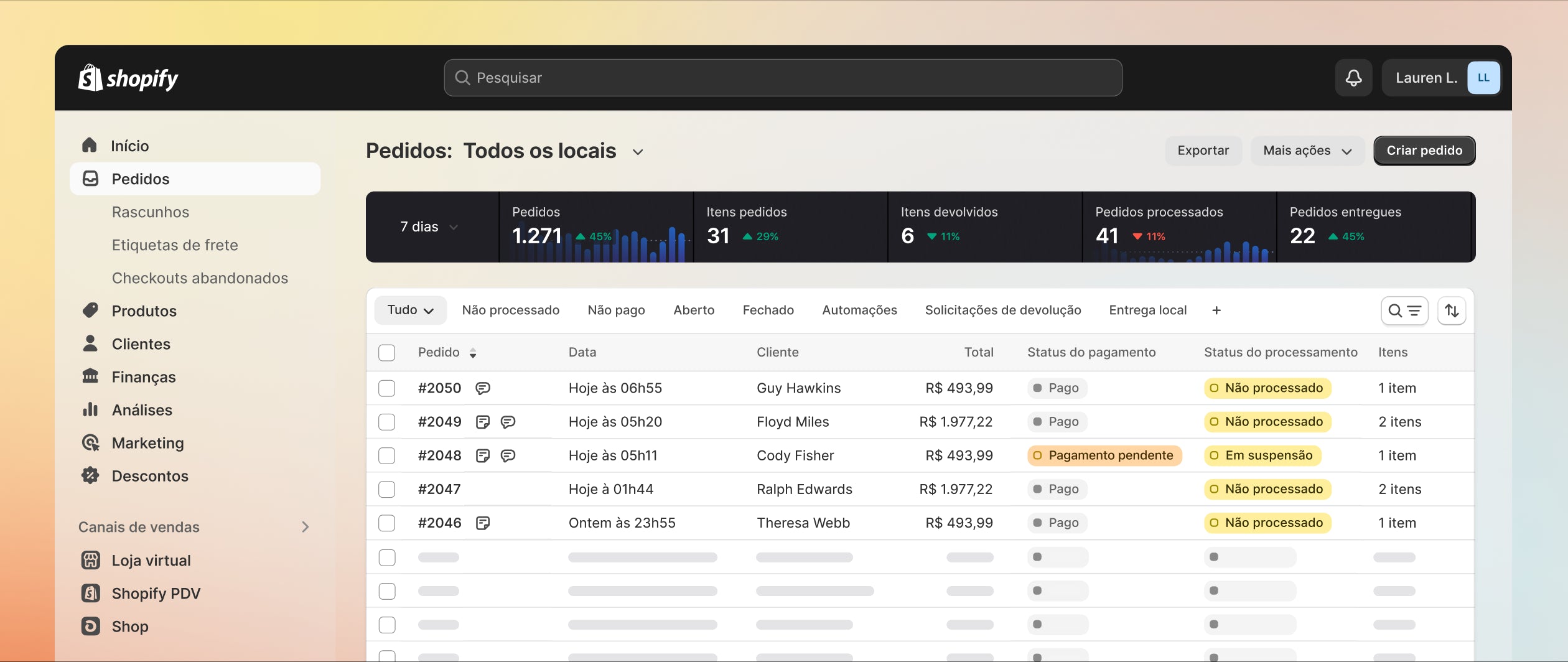 A imagem mostra a tela de um computador com diversas páginas abertas, fornecendo informações sobre como usar um software. A tela apresenta uma lista de "Regras para encaminhamento de pedidos", uma das quais se chama "Enviar a partir do local mais próximo". Além disso, existem pequenas janelas modais conectadas por setas, indicando uma sequência de eventos. A sequência começa com "Pedido criado", vai para "Verificar se: o pedido é composto por mais de 10 itens" e termina em "Enviar e-mail interno". Essa sequência representa um processamento automatizado.