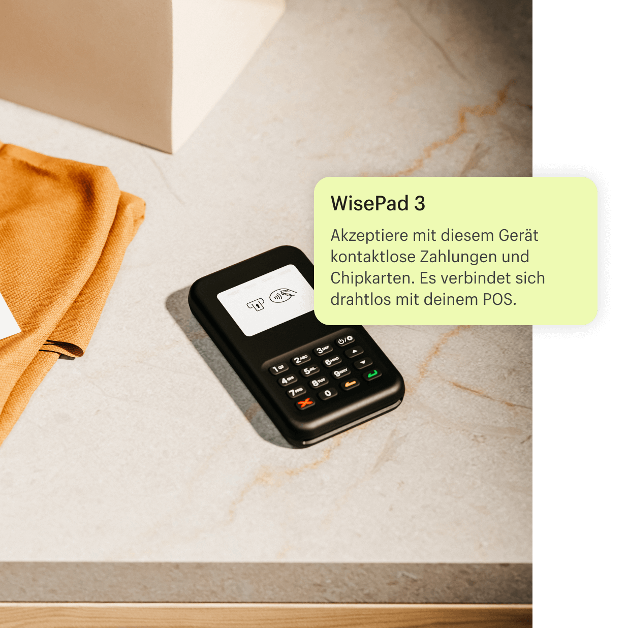 Ein Bild des WisePad 3-Geräts, das nach Abschluss einer Transaktion mit einem Kunden bzw. einer Kundin auf dem Kassentisch liegt. Das WisePad 3 akzeptiert Transaktionen mit kontaktloser Zahlung sowie Zahlungen per Chip und lässt sich drahtlos mit dem POS verbinden.