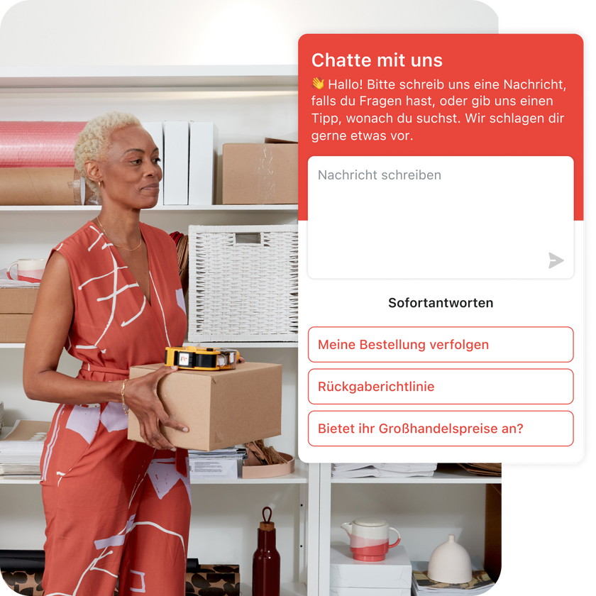 Eine Geschäftsinhaberin macht Inventur und steht in ihrem Backoffice mit einem Karton in den Händen. Auf dem Bildschirm sind drei Sofortantworten zu sehen. Mit dieser Funktion von Shopify Inbox können Kund:innen ohne Live-Chat Hilfe erhalten.