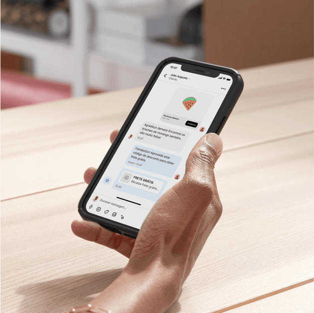 A proprietária da loja vai até o backoffice e usa o Shopify Inbox para conversar com uma cliente no dispositivo móvel dela. Ela compartilha um código de desconto no chat para fechar a venda.