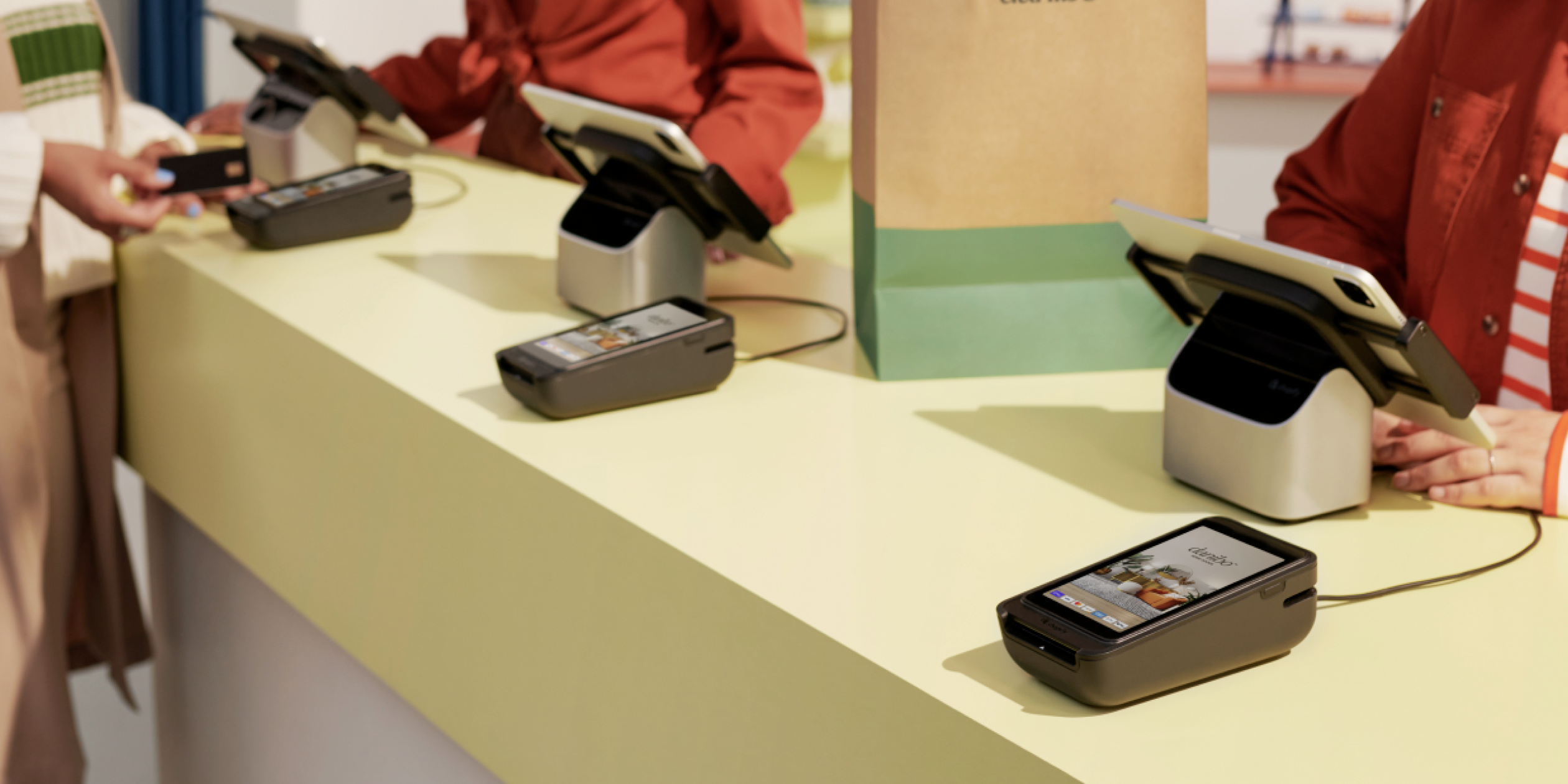 Le matériel PDV de la collection Retail de Shopify est présenté sur le comptoir d’une boutique. Il comprend un POS Terminal et un support pour tablette. La tablette est vendue séparément.