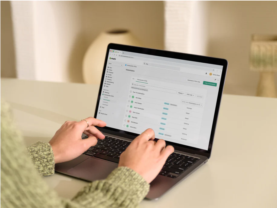 En bærbar computer, der kører Shopify-administrator.
