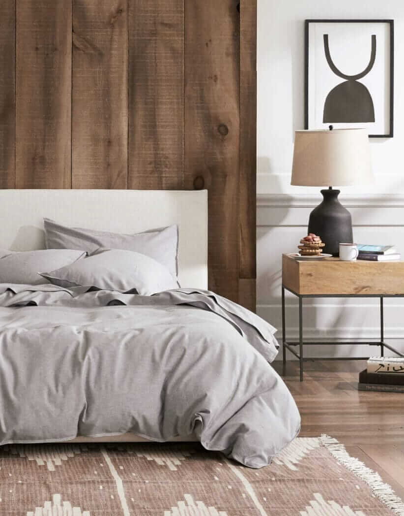 Dormitorio moderno con ropa de cama Brooklinen.